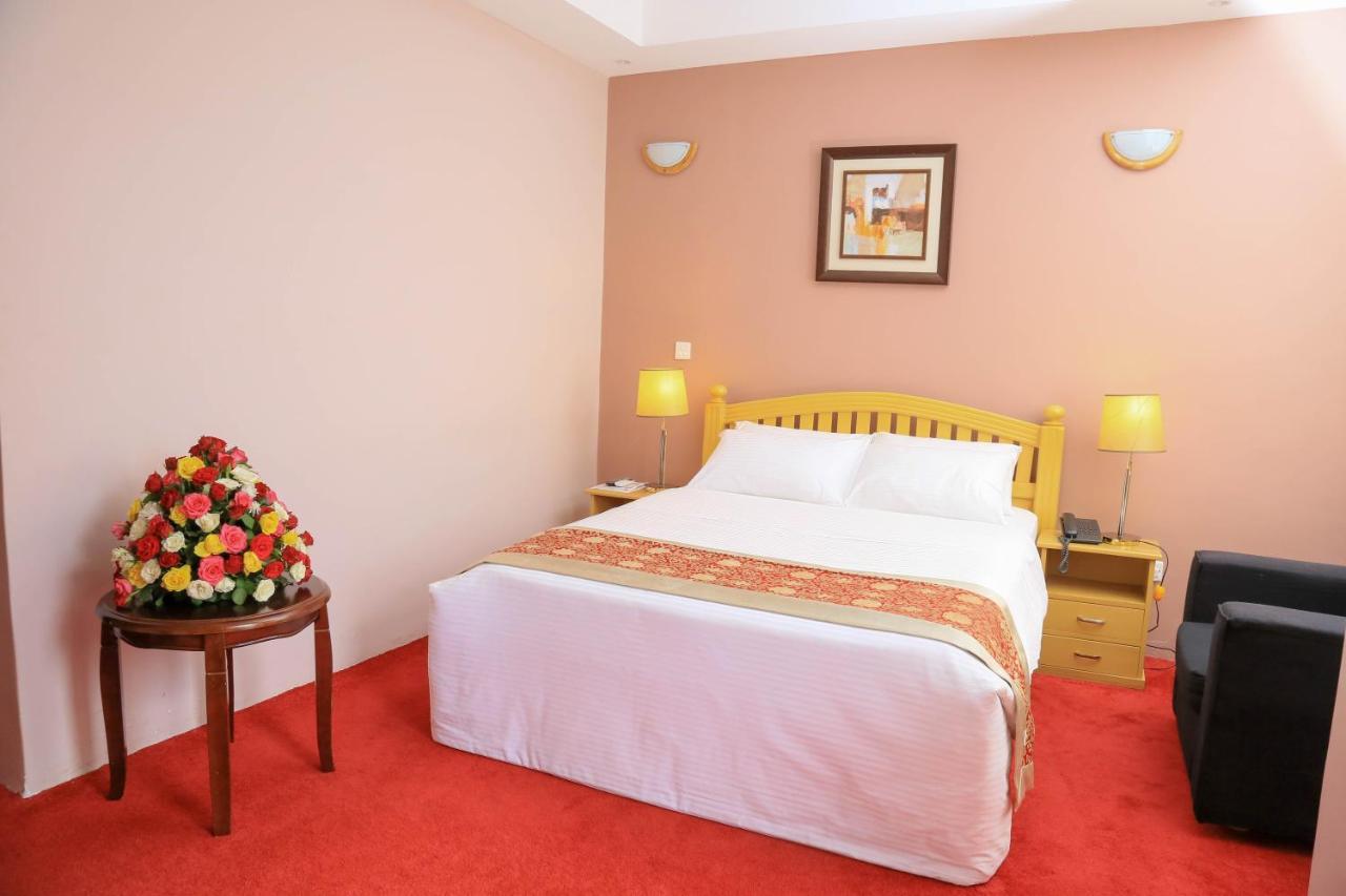 Hotel 7 Seasons Entebbe Bagian luar foto